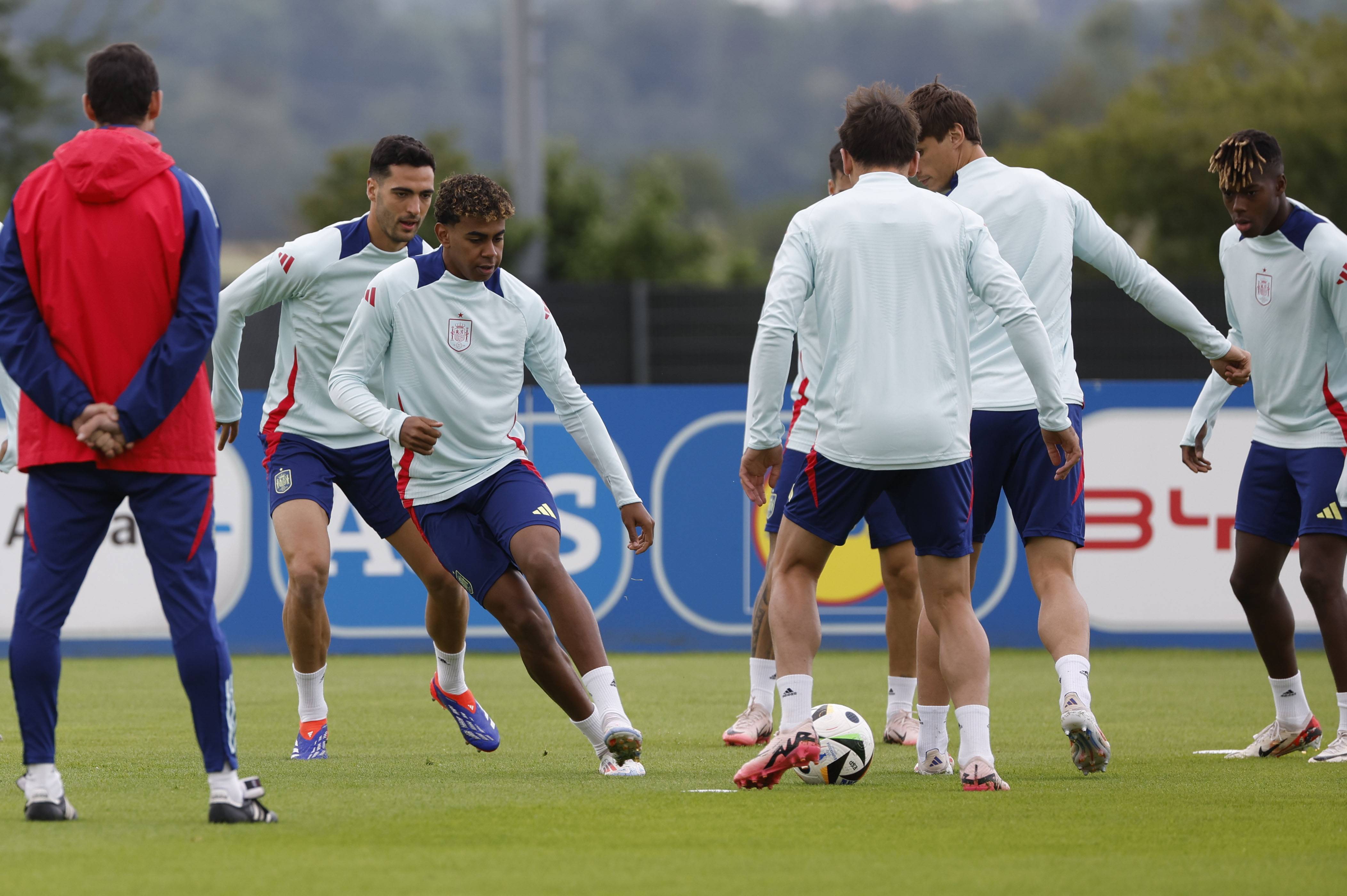 西班牙队客场击败挪威晋级决赛的简单介绍