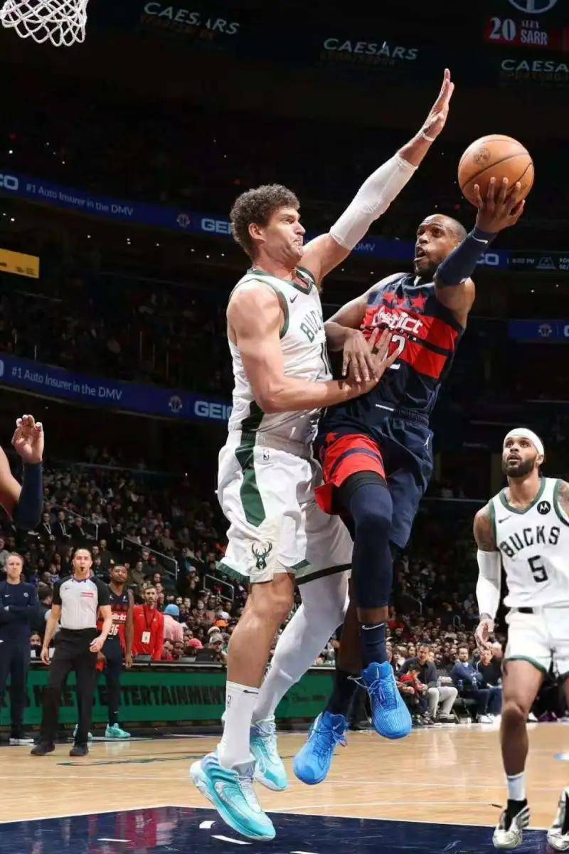 雄鹿队后卫米德尔顿在关键时刻发挥出色的简单介绍