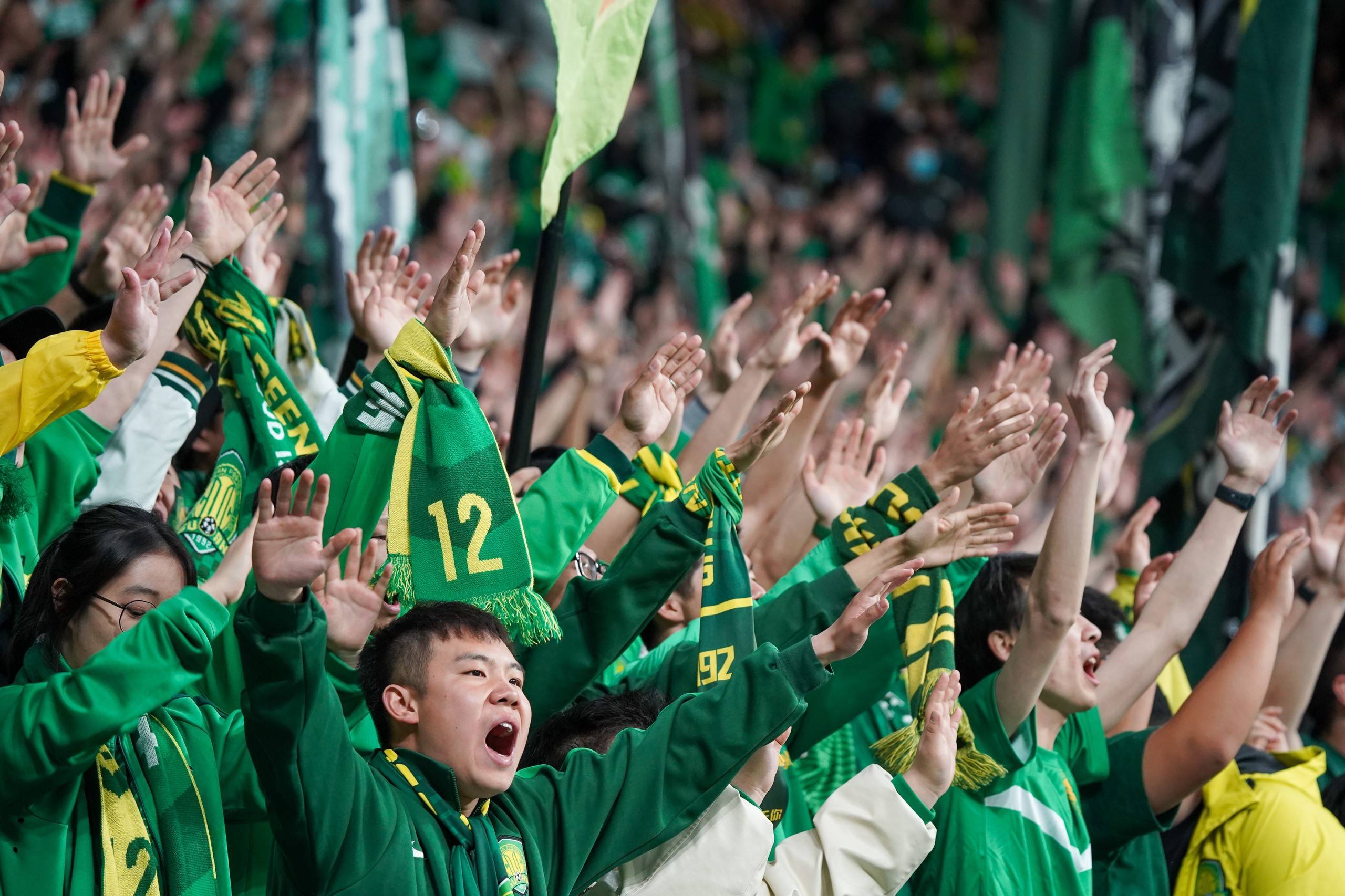 雷速体育下载-包含观众点评：比赛激烈紧凑，场面火爆震撼的词条