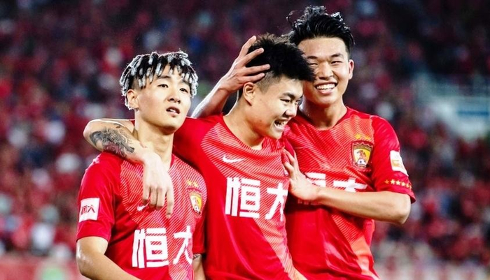 包含恒大队员合力击败对手赢得胜利的词条